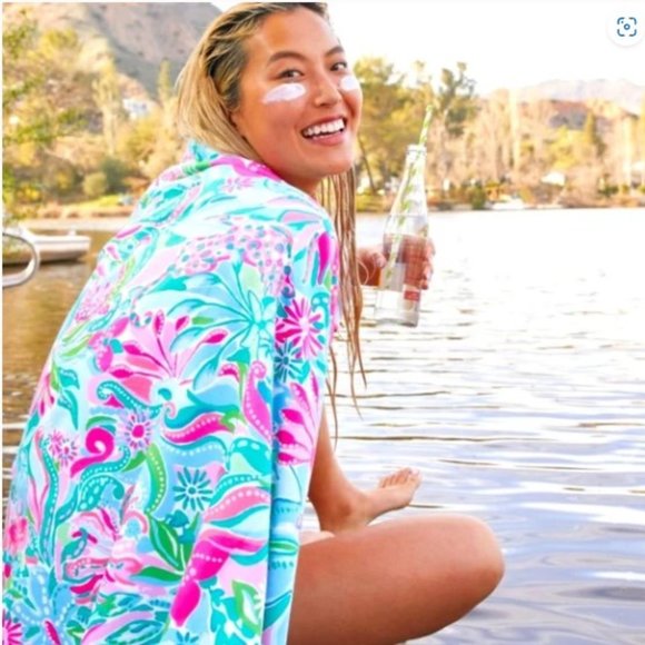 LILLY PULITZER LOUNGE TOWEL - NWT - Picture 2 of 9